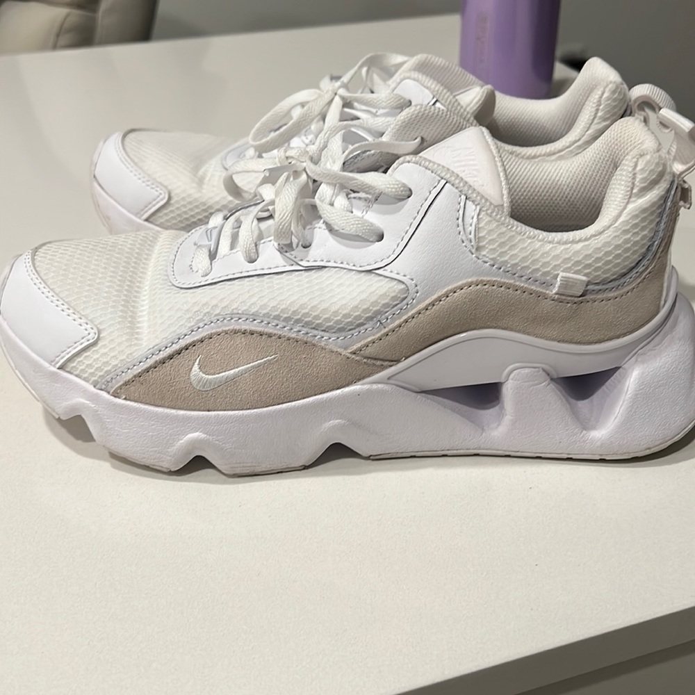 Nike Ryz 365 2 White/ beige mix, womens size 9, great condition